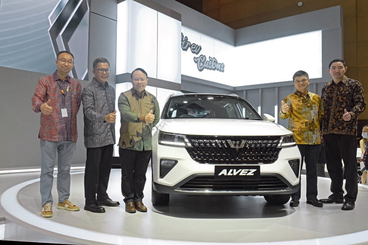Triển lãm IIMS 2023 đã chính thức khai mạc tại Indonesia. Tại đây, thương hiệu Wuling của Trung Quốc đã chính thức giới thiệu mẫu SUV cỡ B mới mang tên Alvez. Wuling Alvez 2023 mới trên thực tế chính là mẫu xe Xing Chi đã bán tại thị trường Trung Quốc từ năm ngoái.
