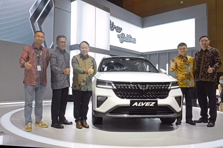Triển lãm IIMS 2023 đã chính thức khai mạc tại Indonesia. Tại đây, thương hiệu Wuling của Trung Quốc đã chính thức giới thiệu mẫu SUV cỡ B mới mang tên Alvez. Wuling Alvez 2023 mới trên thực tế chính là mẫu xe Xing Chi đã bán tại thị trường Trung Quốc từ năm ngoái.