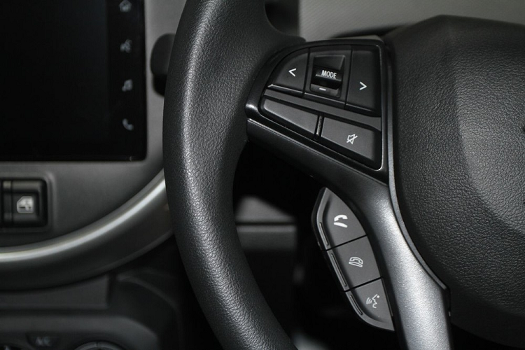 Ở phiên bản 2023, mẫu xe SUV Suzuki S-Presso 2023 không có gì thay đổi ở thiết kế ngoại thất. Thay vào đó, hãng Suzuki dồn mọi cải tiến vào khu vực bên trong mẫu xe này. Tại đây, người lái sẽ nhanh chóng thấy sự khác biệt ở vô lăng của xe.