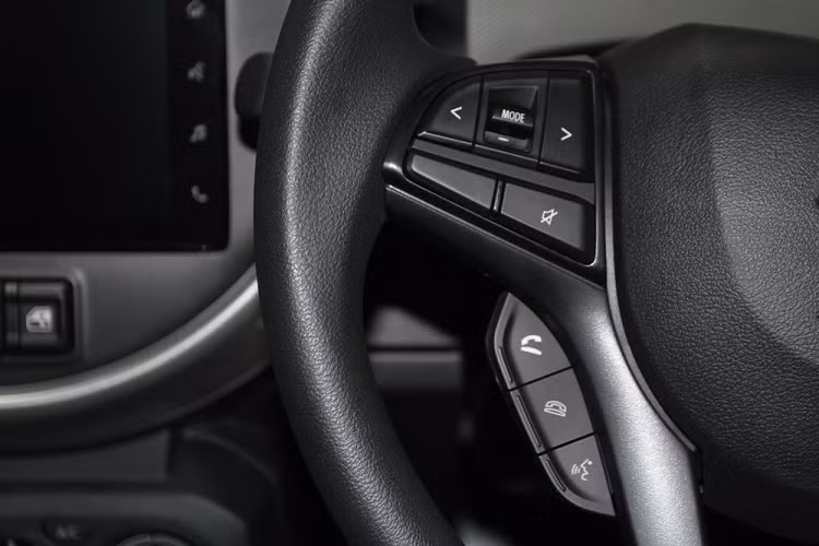 Ở phiên bản 2023, mẫu xe SUV Suzuki S-Presso 2023 không có gì thay đổi ở thiết kế ngoại thất. Thay vào đó, hãng Suzuki dồn mọi cải tiến vào khu vực bên trong mẫu xe này. Tại đây, người lái sẽ nhanh chóng thấy sự khác biệt ở vô lăng của xe.