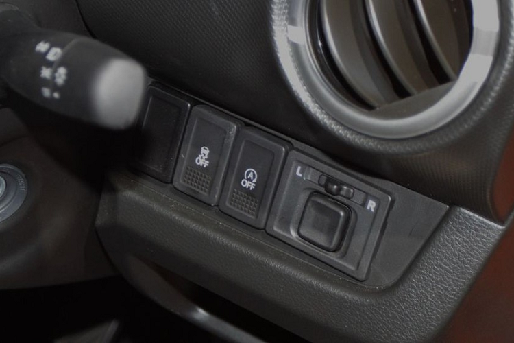 Thay đổi tiếp theo là màn hình cảm ứng trung tâm của xe. Màn hình này vẫn có kích thước 7 inch như trước nhưng có thêm một số tính năng mới. Thông qua màn hình này, người dùng có thể biết thêm một số thông tin chi tiết hơn của xe.