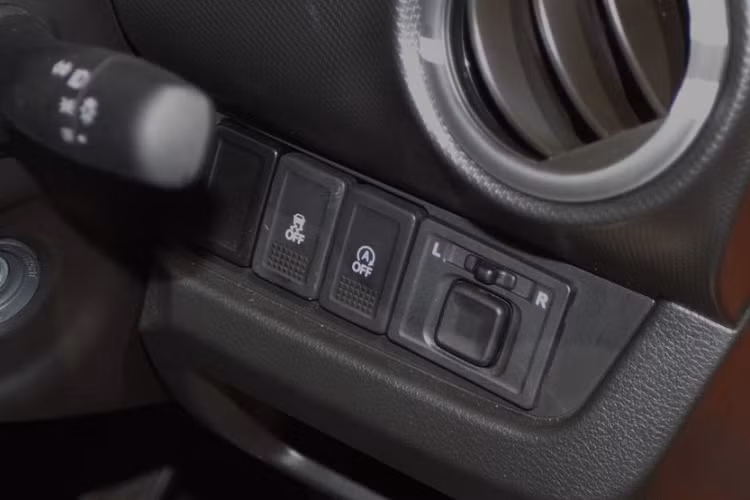 Thay đổi tiếp theo là màn hình cảm ứng trung tâm của xe. Màn hình này vẫn có kích thước 7 inch như trước nhưng có thêm một số tính năng mới. Thông qua màn hình này, người dùng có thể biết thêm một số thông tin chi tiết hơn của xe.