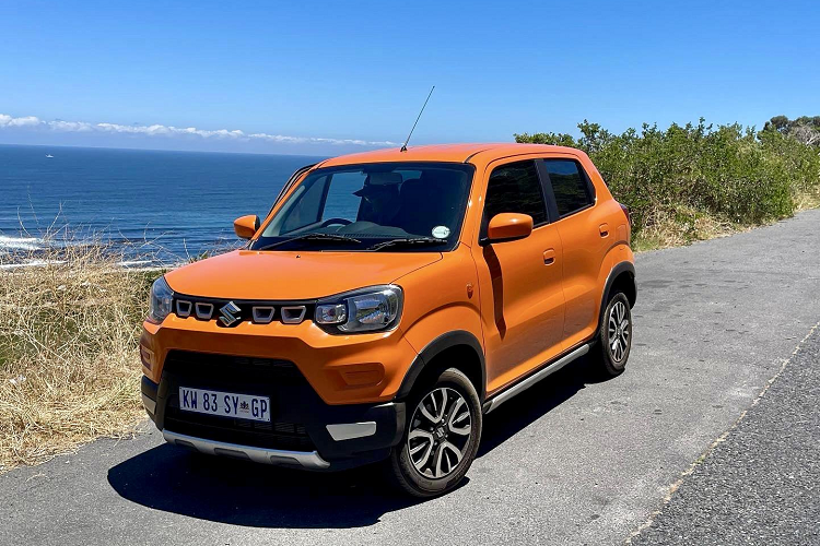 Động cơ của Suzuki S-Presso 2023 ở thị trường Indonesia tiếp tục là máy xăng 3 xi-lanh, dung tích 1.0L với công suất tối đa 68 mã lực và mô-men xoắn cực đại 90 Nm. Động cơ kết hợp với hộp số sàn 5 cấp hoặc tự động 5 cấp. Ngoài ra, xe còn có tính năng tự động ngắt máy tạm thời Start-Stop để giúp giảm lượng xăng tiêu thụ.