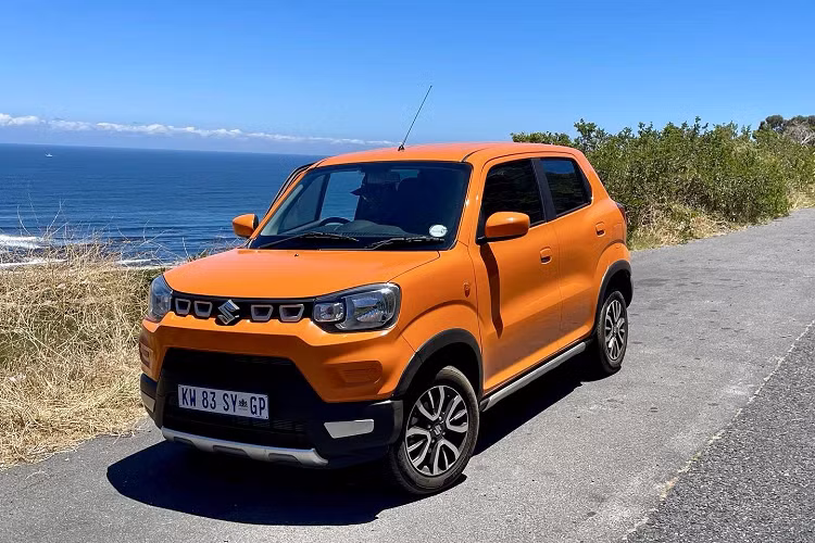 Động cơ của Suzuki S-Presso 2023 ở thị trường Indonesia tiếp tục là máy xăng 3 xi-lanh, dung tích 1.0L với công suất tối đa 68 mã lực và mô-men xoắn cực đại 90 Nm. Động cơ kết hợp với hộp số sàn 5 cấp hoặc tự động 5 cấp. Ngoài ra, xe còn có tính năng tự động ngắt máy tạm thời Start-Stop để giúp giảm lượng xăng tiêu thụ.