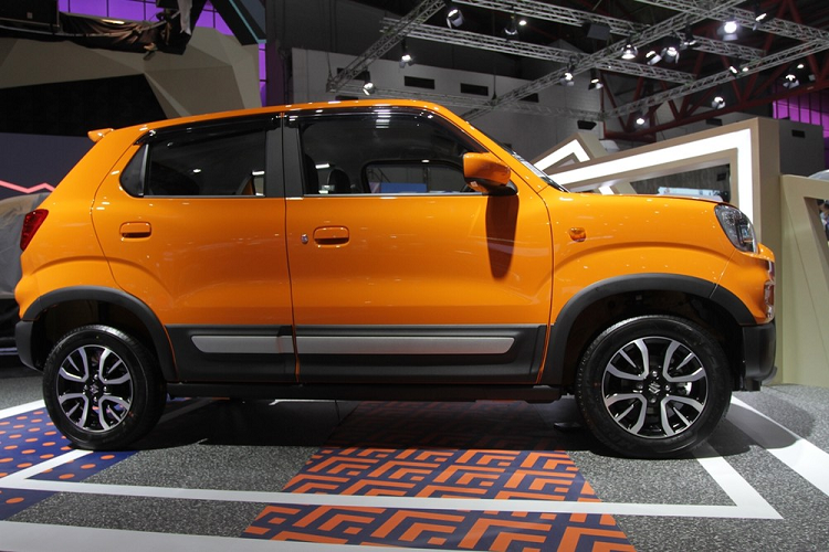 Những trang bị còn lại của Suzuki S-Presso 2023 không có gì mới, vẫn bao gồm đèn pha Halogen, vành 14 inch, ghế bọc nỉ phối 2 màu, bảng đồng hồ kỹ thuật số nằm bên trên màn hình cảm ứng trung tâm, 2 loa trên cửa trước, các núm xoay để chỉnh điều hòa, ghế sau gập 60:40, 2 túi khí, phanh đĩa trước và phanh tang trống sau.