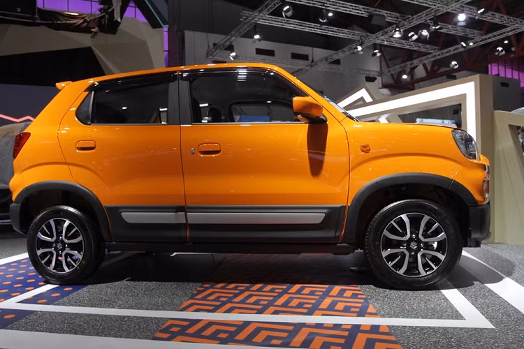 Những trang bị còn lại của Suzuki S-Presso 2023 không có gì mới, vẫn bao gồm đèn pha Halogen, vành 14 inch, ghế bọc nỉ phối 2 màu, bảng đồng hồ kỹ thuật số nằm bên trên màn hình cảm ứng trung tâm, 2 loa trên cửa trước, các núm xoay để chỉnh điều hòa, ghế sau gập 60:40, 2 túi khí, phanh đĩa trước và phanh tang trống sau.