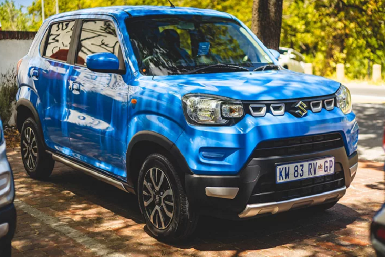 Tại thị trường Indonesia, Suzuki S-Presso 2023 là một lựa chọn hấp dẫn với những ai tìm kiếm xe nhỏ gọn, thực dụng và tiết kiệm xăng để đáp ứng nhu cầu đi lại cơ bản hàng ngày. Xe có 6 màu sơn ngoại thất cho khách hàng lựa chọn, bao gồm cam, đỏ, xanh dương, trắng, xám và bạc.