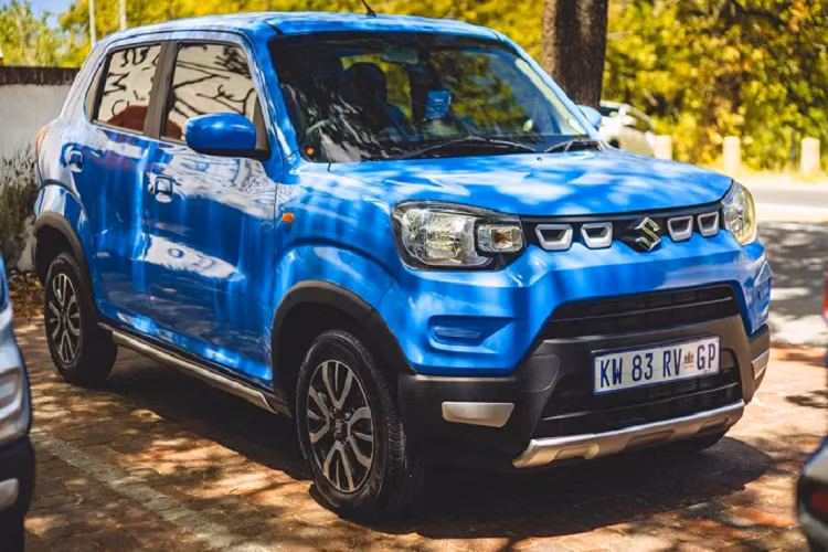 Tại thị trường Indonesia, Suzuki S-Presso 2023 là một lựa chọn hấp dẫn với những ai tìm kiếm xe nhỏ gọn, thực dụng và tiết kiệm xăng để đáp ứng nhu cầu đi lại cơ bản hàng ngày. Xe có 6 màu sơn ngoại thất cho khách hàng lựa chọn, bao gồm cam, đỏ, xanh dương, trắng, xám và bạc.