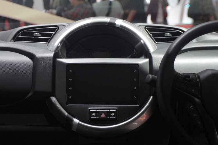 Cụ thể, thay vì trống trơn như trước, vô lăng của Suzuki S-Presso 2023 giờ đây đã được tích hợp các phím chức năng mới để chỉnh âm lượng, chỉnh một số tính năng ở màn hình cảm ứng trung tâm, đàm thoại rảnh tay và điều khiển bằng giọng nói.