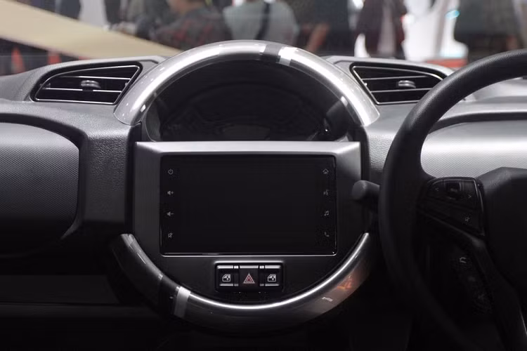 Cụ thể, thay vì trống trơn như trước, vô lăng của Suzuki S-Presso 2023 giờ đây đã được tích hợp các phím chức năng mới để chỉnh âm lượng, chỉnh một số tính năng ở màn hình cảm ứng trung tâm, đàm thoại rảnh tay và điều khiển bằng giọng nói.