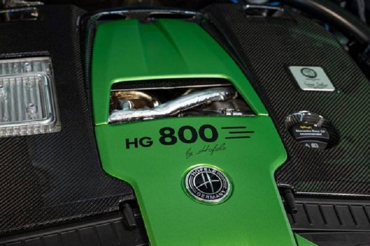 Nội thất của chiếc G-Class Evolution sang trọng với các loại vật liệu cao cấp, kết hợp giữa tông màu đen với các điểm nhấn màu xanh lá. Ghế ngồi được làm bằng da cao cấp và vải Alcantara, có logo của thương hiệu ở tựa đầu. Trần xe được thiết kế mô phỏng bầu trời đầy sao với với hệ thống đèn gồm hàng nghìn sợi quang kết hợp với nhau. 