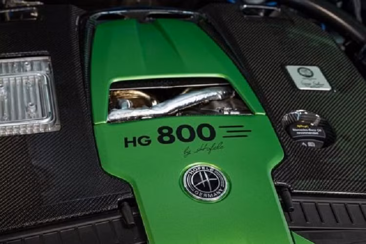 Nội thất của chiếc G-Class Evolution sang trọng với các loại vật liệu cao cấp, kết hợp giữa tông màu đen với các điểm nhấn màu xanh lá. Ghế ngồi được làm bằng da cao cấp và vải Alcantara, có logo của thương hiệu ở tựa đầu. Trần xe được thiết kế mô phỏng bầu trời đầy sao với với hệ thống đèn gồm hàng nghìn sợi quang kết hợp với nhau. 