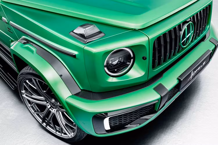 Hệ thống đèn này có thể điều chỉnh được độ sáng và màu sắc thông qua một bảng điều khiển riêng. Hàng ghế sau hạng thương gia với 2 vị trí riêng biệt và ở giữa là cụm điều khiển chức năng riêng. 