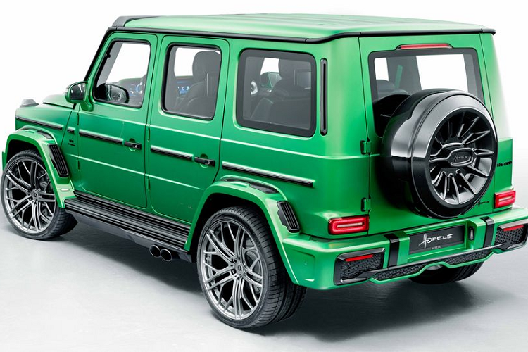 Cản trước của Mercedes-Benz G-Class độ HOLEFE được trang bị cụm đèn định vị ban ngày kết hợp với thanh LED bar đặt trên nóc xe, mang đến cho chiếc G-Class một ngoại hình hầm hố, đồng thời tăng khả năng chiếu sáng khi di chuyển trên những cung đường off-road. 