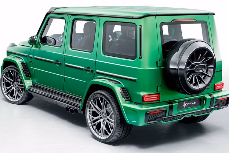 Cản trước của Mercedes-Benz G-Class độ HOLEFE được trang bị cụm đèn định vị ban ngày kết hợp với thanh LED bar đặt trên nóc xe, mang đến cho chiếc G-Class một ngoại hình hầm hố, đồng thời tăng khả năng chiếu sáng khi di chuyển trên những cung đường off-road. 