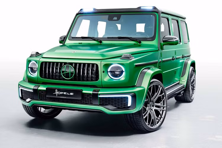 Mới đây, HOLEFE đã giới thiệu gói nâng cấp Evolution dành cho dòng xe Mercedes-Benz G-Class thế hệ W463A. Với gói độ này, chiếc G-Class đã có một ngoại hình trẻ trung và cá tính hơn với ngoại thất màu xanh lá đặc biệt, dễ làm nhiều người liên tưởng đến các mẫu siêu xe của Lamborghini.