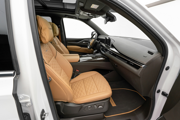 Các nâng cấp dễ dàng nhận thấy gồm thảm sàn, bàn đạp phanh/ga làm bằng hợp kim, đèn chiếu logo tại cửa. Xe được nâng cấp hệ thống ống xả thể thao khiến chiếc Escalade tăng công suất hơn.