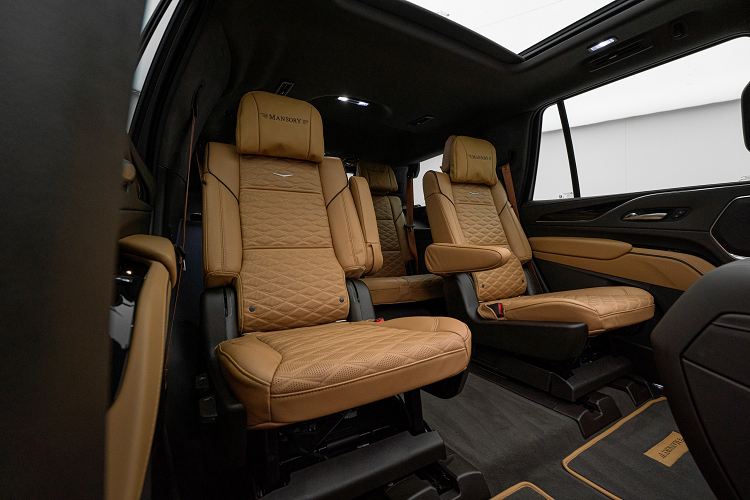 Với những ai yêu sức mạnh và sự sang trọng, có thể chờ Mansory phát triển bản nâng cấp đặc biệt đối với Escalade-V mang động cơ V8 dung tích 6,2L tăng áp công suất 682 mã lực và mô-men xoắn 885 Nm (653 pound-feet).