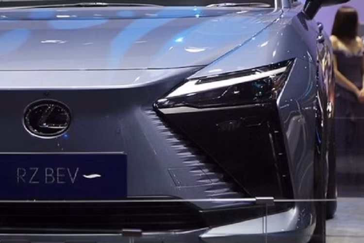 Bên cạnh đó là cụm đèn pha LED sắc sảo, tích hợp dải đèn LED định vị ban ngày hình chữ "L" quen thuộc. Ngoài ra, trên đầu xe còn có khe gió nằm dọc ở hai góc, hốc gió trung tâm rộng và bộ khuếch tán gió dưới cản trước. Đằng sau, mẫu SUV hạng sang này được trang bị cụm đèn hậu LED hình chữ "L". Nằm vắt ngang đuôi xe là dải đèn mỏng và nẹp màu đen bóng, tích hợp tem chữ nổi "Lexus".