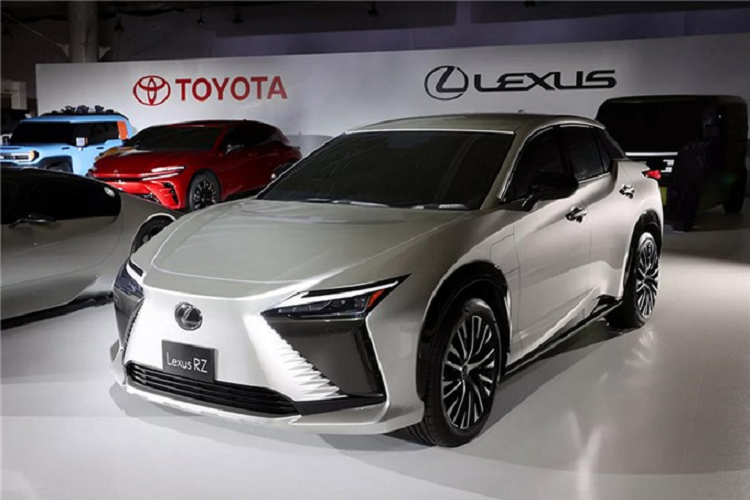 Điểm nhấn của nội thất nằm ở công nghệ đánh lái điện tử. Theo hãng Lexus, công nghệ này giúp giảm tải cho người lái, cho phép tài xế không cần phải tự xoay vô lăng khi đến giao lộ, quay đầu hay đỗ xe.