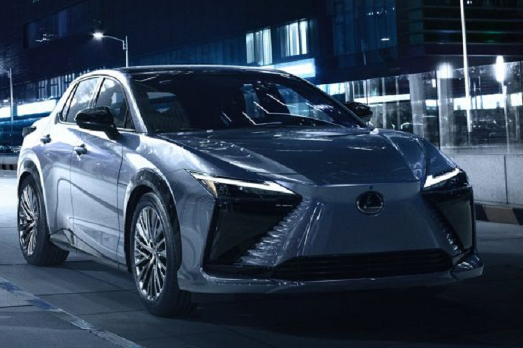 Cuối cùng là những công nghệ an toàn nằm trong gói Lexus Safety System+ như hỗ trợ tránh lái chủ động, tránh va chạm sớm, kiểm soát hành trình ở mọi dải tốc độ, cảnh báo chệch làn đường, ga tự động ở tốc độ thấp, đỗ xe từ xa và cảnh báo khi người lái mất tập trung. Hiện hãng Lexus chưa công bố thời điểm bán RZ ra thị trường Indonesia và giá của mẫu SUV thuần điện hạng sang này.