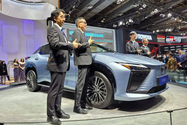 Tại sự kiện Tuần lễ Ô tô Jakarta 2023 diễn ra tại Indonesia vào ngày 10/3 vừa qua, Lexus RZ 2023 chạy điện đã có mặt. "Hôm nay, chúng tôi giới thiệu thế hệ mới của xe điện Lexus, đó là RZ. Điều này cho thấy cam kết của chúng tôi về một xã hội phát triển bền vững", ông Fumitaka Kawashima, Chủ tịch của Toyota Indonesia, phát biểu trong sự kiện.