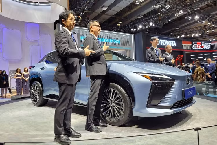 Tại sự kiện Tuần lễ Ô tô Jakarta 2023 diễn ra tại Indonesia vào ngày 10/3 vừa qua, Lexus RZ 2023 chạy điện đã có mặt. "Hôm nay, chúng tôi giới thiệu thế hệ mới của xe điện Lexus, đó là RZ. Điều này cho thấy cam kết của chúng tôi về một xã hội phát triển bền vững", ông Fumitaka Kawashima, Chủ tịch của Toyota Indonesia, phát biểu trong sự kiện.