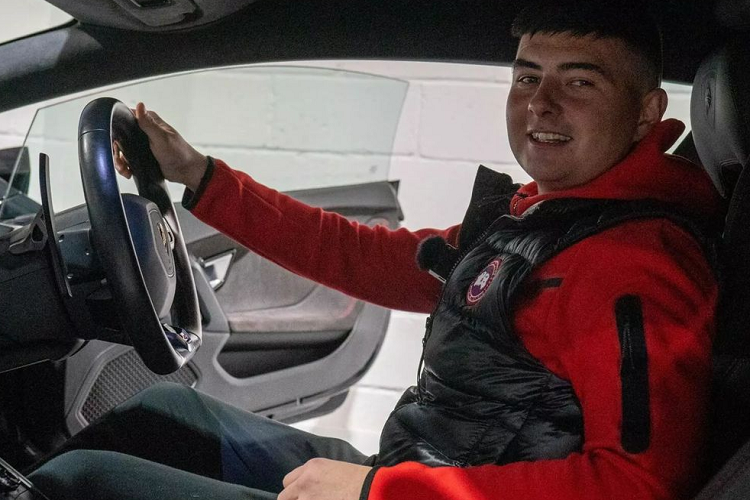 Phần thưởng của giải này là một chiếc Lamborghini Huracan hoặc khoản tiền mặt trị giá 100.000 bảng Anh (khoảng 2,85 tỷ đồng). Và không quá bất ngờ khi chàng thanh niên trẻ tuổi đã lựa chọn chiếc Huracan. Chưa đầy một tháng nhận xe, Grant Burnett đã bất ngờ chia sẻ lên Facebook rằng chiếc Lamborghini Huracan bị tai nạn nát phần đầu.