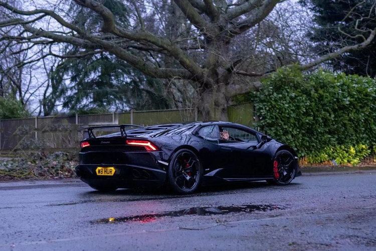 Đáng chú ý, anh đã phản bác lại mọi bình luận nói về việc mình "không biết lái xe thể thao" dẫn tới tai nạn, mà khẳng định bị ai đó đâm vào phía sau. Một loạt hình ảnh được The Daily Mail chia sẻ sau vụ tai nạn Lamborghini Huracan cho thấy chiếc xe thiệt hại khá nặng nề.