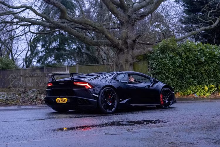 Đáng chú ý, anh đã phản bác lại mọi bình luận nói về việc mình "không biết lái xe thể thao" dẫn tới tai nạn, mà khẳng định bị ai đó đâm vào phía sau. Một loạt hình ảnh được The Daily Mail chia sẻ sau vụ tai nạn Lamborghini Huracan cho thấy chiếc xe thiệt hại khá nặng nề.