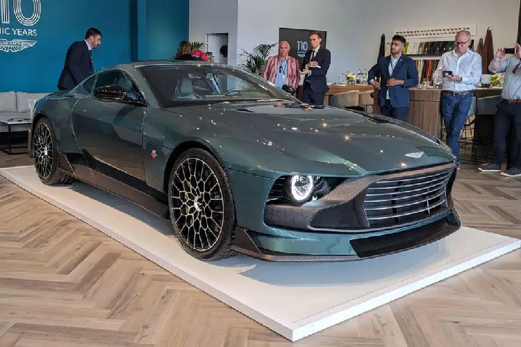 Để kỷ niệm 110 năm lịch sử của Aston Martin, thương hiệu Anh quốc đã giới thiệu phiên bản đặc biệt giới hạn có tên gọi là Valour. Lấy cảm hứng từ Victor, Aston Martin Valor 2023 mới được thiết kế để “tái kết nối khách hàng với việc lái xe, trong thời đại kỹ thuật số,” theo Marek Reichman - Giám đốc sáng tạo của thương hiệu.