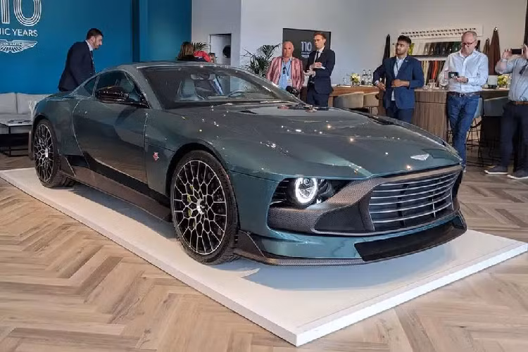 Để kỷ niệm 110 năm lịch sử của Aston Martin, thương hiệu Anh quốc đã giới thiệu phiên bản đặc biệt giới hạn có tên gọi là Valour. Lấy cảm hứng từ Victor, Aston Martin Valor 2023 mới được thiết kế để “tái kết nối khách hàng với việc lái xe, trong thời đại kỹ thuật số,” theo Marek Reichman - Giám đốc sáng tạo của thương hiệu.
