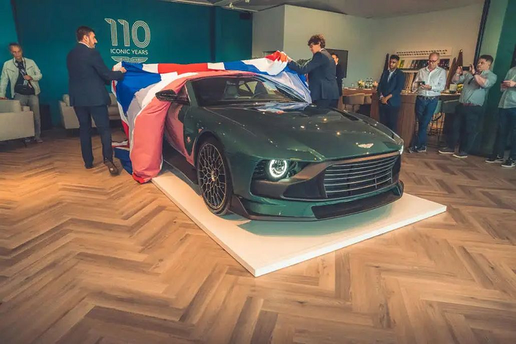 Đến nay Aston Martin vẫn chưa tiết lộ giá bán của chiếc supercar đặc biệt này. Nhưng có thể chắc chắn rằng, giá xe Aston Martin Valour bán ra thấp nhất từ 1 triệu bảng Anh (khoảng 30,4 tỷ VNĐ) (giá bán chính thức sẽ đắt hơn nhiều so với mức này). Mặc dù có giá bán vô cùng đắt đỏ, nhưng chỉ trong vòng 2 tuần sau ngày mở bán, 110 chiếc Aston Martin Valour đều đã có chủ nhân.