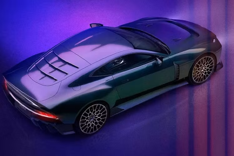 Các nhà thiết kế của Aston Martin đã sử dụng chất liệu vải tuýt len cổ điển lấy cảm hứng chiếc DBR1 từng giành giải Le Mans năm 1959 và kết hợp với các điểm nhấn bằng sợi carbon công nghệ cao. Ngay cả cần số tròn bằng gỗ cũng có nét quyến rũ cổ điển của riêng nó.