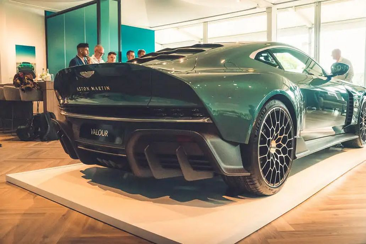 Aston Martin Valour được trang bị động cơ V12, tăng áp kép, dung tích 5.2L, truyền công suất 705 mã lực và mô-men xoắn 753 Nm tới các bánh sau thông qua hộp số sàn 6 cấp đặt riêng. Số liệu hiệu suất chưa được nhà sản xuất tiết lộ, nhưng dự kiến thời gian tăng tốc từ 0-96km/h là khoảng 3 giây. Aston Martin cho biết Valor là chiếc xe thể thao V12 động cơ đặt trước duy nhất có hộp số sàn.