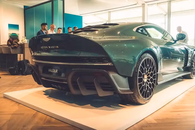 Aston Martin Valour được trang bị động cơ V12, tăng áp kép, dung tích 5.2L, truyền công suất 705 mã lực và mô-men xoắn 753 Nm tới các bánh sau thông qua hộp số sàn 6 cấp đặt riêng. Số liệu hiệu suất chưa được nhà sản xuất tiết lộ, nhưng dự kiến thời gian tăng tốc từ 0-96km/h là khoảng 3 giây. Aston Martin cho biết Valor là chiếc xe thể thao V12 động cơ đặt trước duy nhất có hộp số sàn.