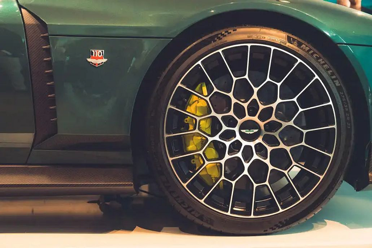 Thiết kế thân xe bằng sợi carbon của Valour được lấy cảm hứng từ các mẫu xe nổi tiếng của Aston Martin vào những năm 70 và 80 như V8 Vantage nguyên bản 1977, chiếc xe đua giải Le Mans có tên RHAM/1 ‘Muncher’ và thậm chí là kiểu dáng vạm vỡ trên chiếc Vantage V600 tăng áp kép của những năm 90.