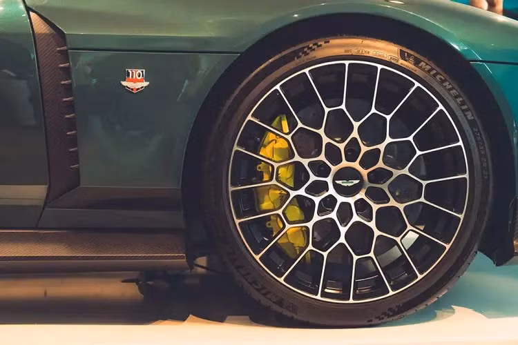 Thiết kế thân xe bằng sợi carbon của Valour được lấy cảm hứng từ các mẫu xe nổi tiếng của Aston Martin vào những năm 70 và 80 như V8 Vantage nguyên bản 1977, chiếc xe đua giải Le Mans có tên RHAM/1 ‘Muncher’ và thậm chí là kiểu dáng vạm vỡ trên chiếc Vantage V600 tăng áp kép của những năm 90.