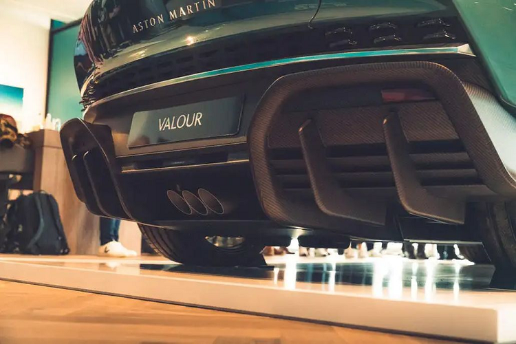 Lưới tản nhiệt có các thanh nhôm ở phần trung tâm, hai bên là các cửa hút bằng sợi carbon. Trong khi ở phía sau, chiếc xe có một cánh gió kiểu đuôi vịt tích hợp và đèn hậu lấy cảm hứng từ dòng Valkyrie.