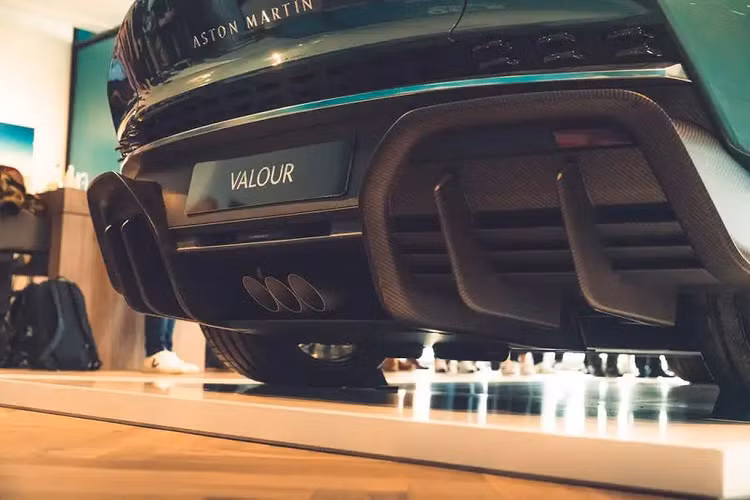 Lưới tản nhiệt có các thanh nhôm ở phần trung tâm, hai bên là các cửa hút bằng sợi carbon. Trong khi ở phía sau, chiếc xe có một cánh gió kiểu đuôi vịt tích hợp và đèn hậu lấy cảm hứng từ dòng Valkyrie.