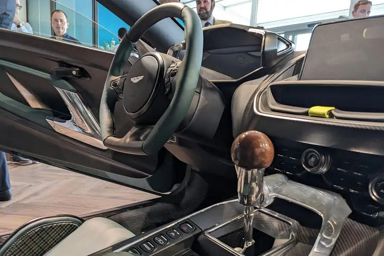 Đuôi xe của Aston Martin Valour còn gây ấn tượng với thiết kế nhôm toàn chiều rộng được làm từ phôi rắn ngăn cách phần trên và phần dưới. Ống xả được làm từ thép không gỉ nhẹ, ba cửa giúp giảm trọng lượng 7kg so với ống xả thông thường và Aston cho biết nó “phát ra âm thanh uy lực, mạnh mẽ”.