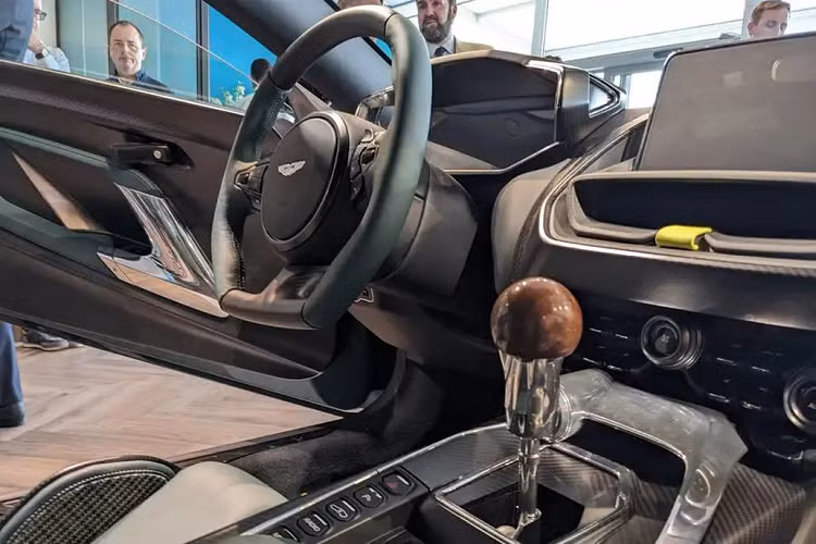 Đuôi xe của Aston Martin Valour còn gây ấn tượng với thiết kế nhôm toàn chiều rộng được làm từ phôi rắn ngăn cách phần trên và phần dưới. Ống xả được làm từ thép không gỉ nhẹ, ba cửa giúp giảm trọng lượng 7kg so với ống xả thông thường và Aston cho biết nó “phát ra âm thanh uy lực, mạnh mẽ”.