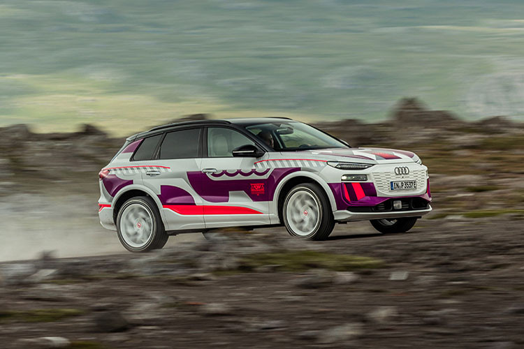 Dự kiến, mẫu xe SUV Audi Q6 e-tron chạy điện thế hệ mới này sẽ được bán ra tại nhiều thị trường vào khoảng năm 2024, có thể sẽ về Việt Nam.