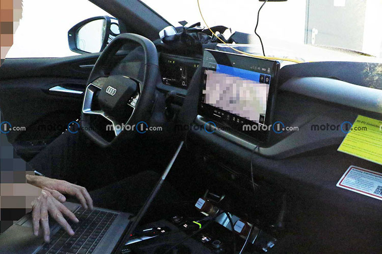 Hãng xe sang Audi sẽ cho phép người dùng tùy biến giao diện đèn Q6 e-tron chứ không cố định một thiết kế. Người dùng có thể tắt bật các bóng đèn đó để tạo thành hình dạng mà mình mong muốn.