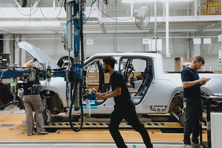 Trong quý III/2022, tổn thất trên mỗi chiếc xe của Rivian là gần 140.000 USD (khoảng 3,4 tỷ đồng).Trong quý tiếp theo, số tiền lỗ giảm xuống còn 125.000 USD (khoảng 3,0 tỷ đồng) và chỉ còn hơn 67.000 USD vào quý I năm 2023. Điều này cho thấy khả năng sinh lời không còn xa nhưng thách thức vẫn tồn tại.