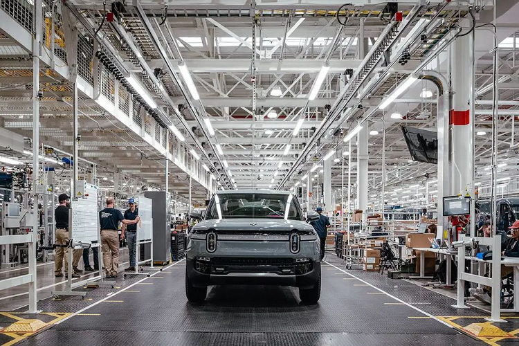 Theo WSJ, CEO RJ Scaringe rõ ràng đã chỉ đạo các kỹ sư tiết kiệm 40.000 USD (khoảng 975 triệu đồng) cho mỗi chiếc xe. Điều này có thể đến từ việc tái thiết kế các mẫu xe hoặc hợp lý hóa quy trình sản xuất. Con số này hiện vẫn chưa được công ty xác nhận nhưng nó phù hợp với những hành động mà hãng đã thực hiện trước đó.