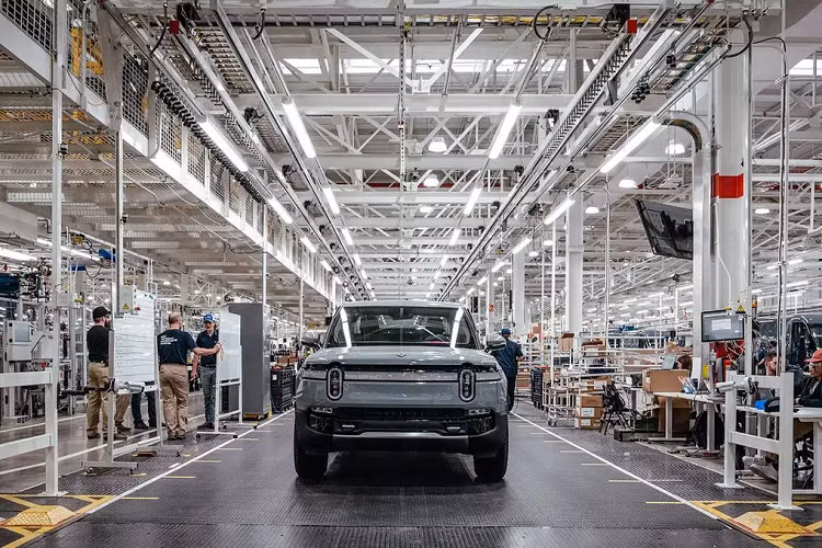 Theo WSJ, CEO RJ Scaringe rõ ràng đã chỉ đạo các kỹ sư tiết kiệm 40.000 USD (khoảng 975 triệu đồng) cho mỗi chiếc xe. Điều này có thể đến từ việc tái thiết kế các mẫu xe hoặc hợp lý hóa quy trình sản xuất. Con số này hiện vẫn chưa được công ty xác nhận nhưng nó phù hợp với những hành động mà hãng đã thực hiện trước đó.