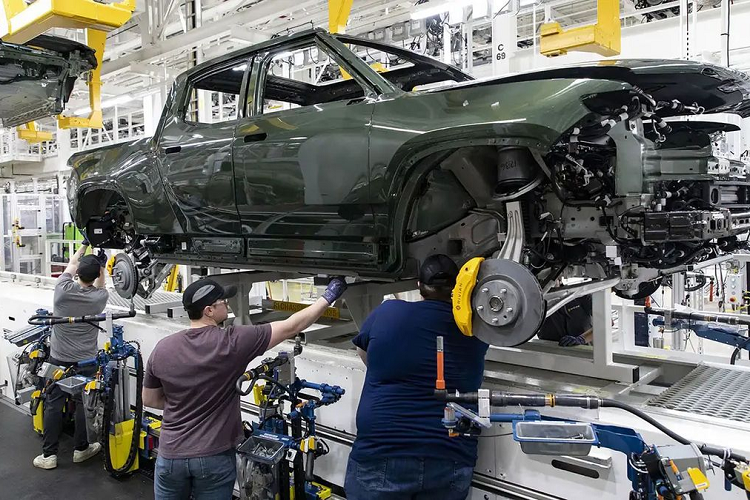 Trong bối cảnh này, Rivian vẫn đặt mục tiêu cắt giảm chi phí cũng như tái thiết kế R1T và R1S để cuối cùng có lãi trong tương lai gần. Đây không phải là một nhiệm vụ dễ dàng khi mà Rivian đang bán ôtô điện với mức giá trung bình 80.000 USD (khoảng 1,95 tỷ đồng), nhưng Giám đốc điều hành Rivian RJ Scaringe rất lạc quan về cơ hội của nó.