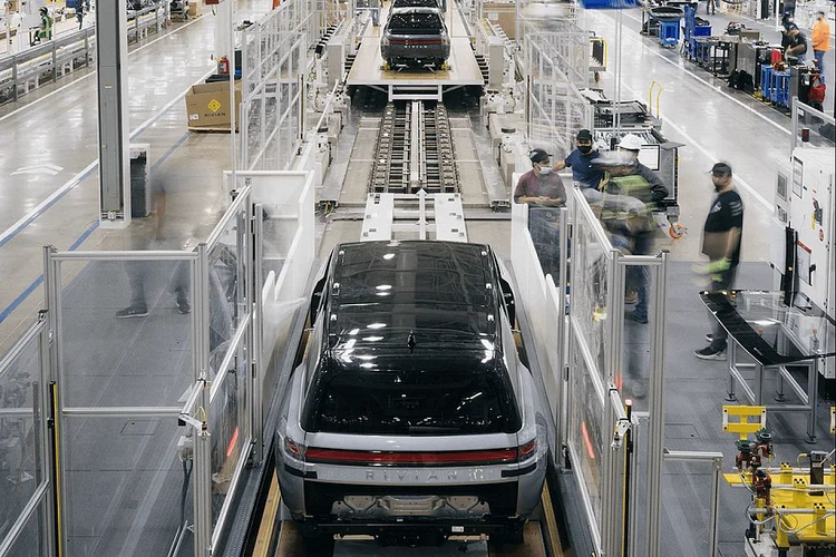 Theo Thời báo phố Wall, ngay cả khi nhà máy Normal ở bang Illinois, Mỹ đã nâng công suất thì vẫn mới chỉ sử dụng khoảng 1/3 công suất nhà máy. Trong năm nay, Rivian đặt mục tiêu sản xuất 52.000 chiếc xe. Tính đến tháng 6 năm nay, công ty đã “đốt” tới 1 tỷ USD mỗi quý.