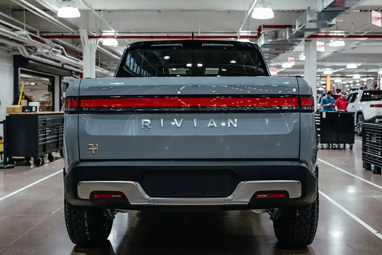 Theo nhà phân tích Colin Langan của Wells Fargo, rõ ràng Rivian đã rà soát lại các hợp đồng từ năm 2018 và 2019 với các nhà cung cấp đang tính giá quá cao cho công ty. Trong một buổi gặp với nhà cung cấp, CEO RJ Scaringe kể: "Tôi đứng trên bục và nói, phía các bạn đang bán cho chúng tôi đắt hơn 41% thị trường". Hoặc giảm giá, hoặc Rivian sẽ đi tìm nhà cung cấp khác - vị CEO này cho biết.